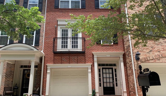 Townhouse with pool, tennis courts and gym. Easy access to highway and studios.