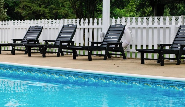 Tranquil 3BR Cabin Stay | Pool & Riverwalk Access