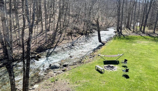 Tranquil Cabin Hideaway with Firepit and Riverfront Views on the Green River in Vermont in Sandgate