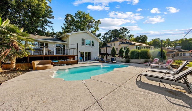 Tranquil Waters Lakehouse: Private Pool and Dock