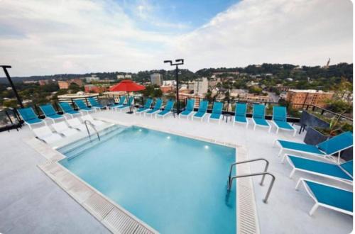 Trendy 3BR 3BA City Apt Pool and Ping Pong A5