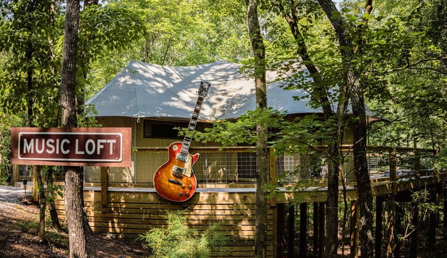 Two Bedroom Luxury Glamp, huge deck, private Hot Tub at The Destination Resort