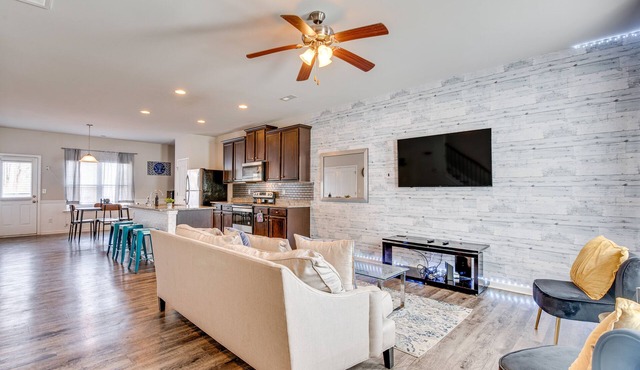 Union City Townhome: 17 Mi to Downtown Atlanta!