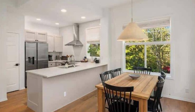 Unit 1 One Central · Spacious Newly Remodeled Executive Home - Unit 1 in Bellevue