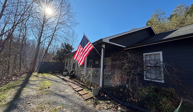 Updated - 3-bedroom house in delightful Sevierville, hot tub, dog friendly
