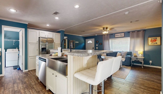 Updated kitchen, outdoor seating, drive to all the area waterfalls in Clarkesville