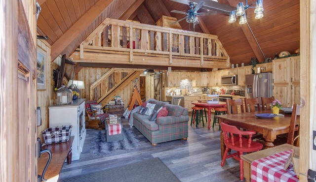 Updated Mt Rainier Cabin near White Pass and Cowlitz River - Mama Bear Chalet in Packwood