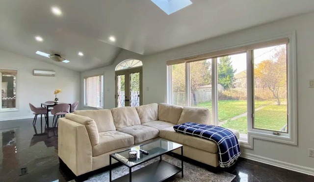 Upscale & Bright 6 Bedroom 2.5 Bathroom House in Richmond Hill