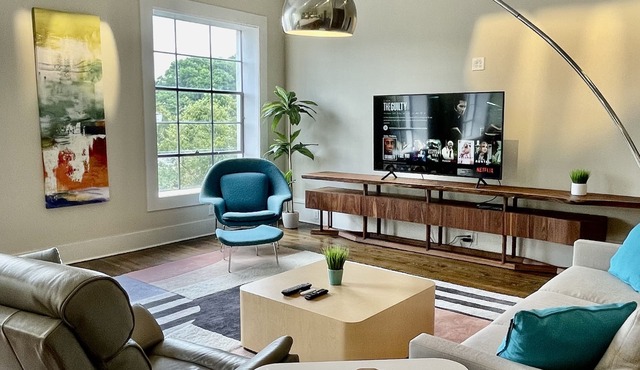 Upscale Downtown Luxury Penthouse with PARKING