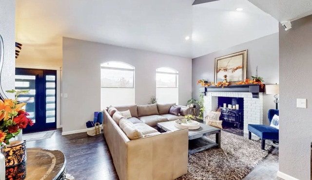 Upscale Golf Community + 2Kings & 1Qu+ Hot-tub+by hospitals, restaurants, dining in Medford