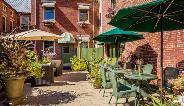 Upscale suite w/ soaking tub & garden patio - in the heart of downtown Belfast in Belfast