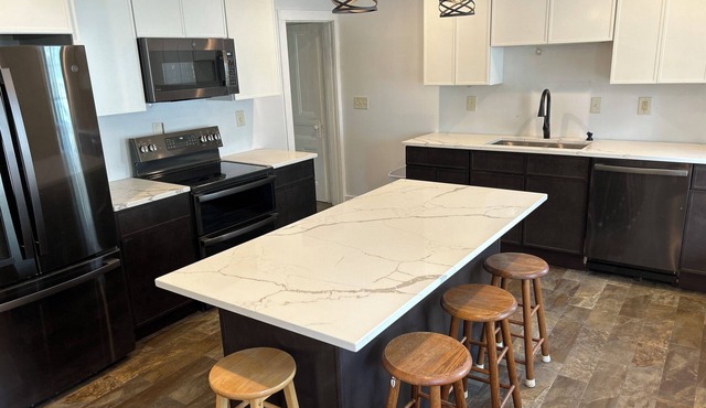 Loaded Kitchen Sleeps 6, Seats 10 Walk to Dining 15 Min to Stowe Mountain in Waterbury Village Historic District