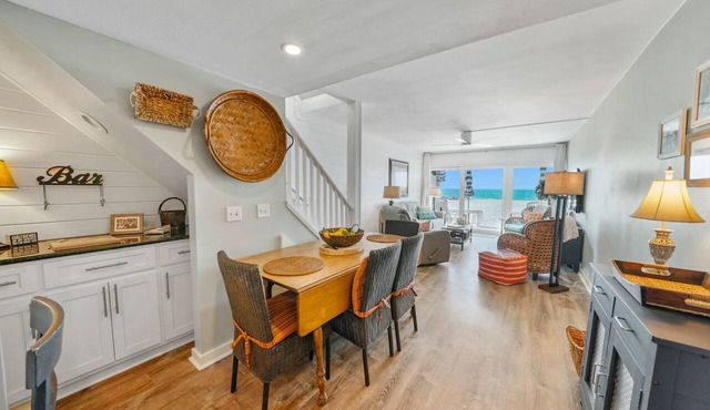 Very Merry - Renovated Gulf-Front Escape, Steps To Beach