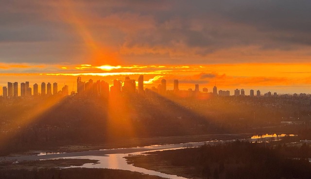 View! Beautiful BBY condo has everything step awaySkytrain, mall, grocery… in Burnaby