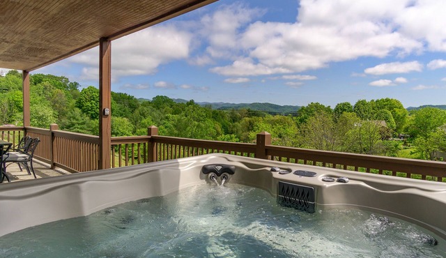Views, Hot Tub, Game Room ✯ 20 min to Downtown Asheville! One Mile to Mars Hill University!