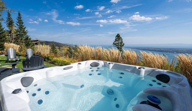 Villa Bella 209: Views, Hot Tub & Private Elevator in Les Éboulements