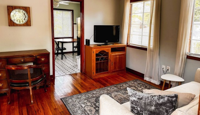 Vintage Charm : 1 bed/1 bath close to schools