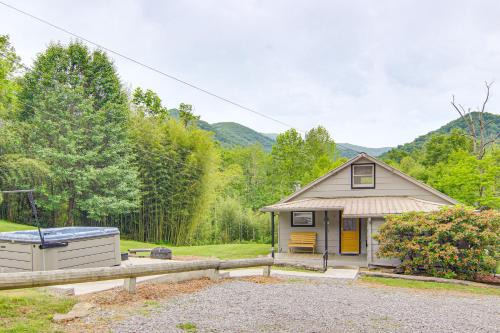 Vintage Farm Cottage Near Hikes & Pigeon River