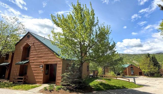 W38: Spacious 5BR Slope-View Retreat | Ping Pong, Fireplace & Bretton Woods Adventure