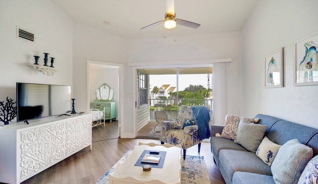 Walk to Canova Beach Park: Couple's Coastal Condo
