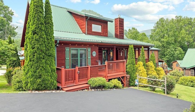 Watch the Elk from the Deck! Hot Tub, High Speed Wifi, Paved Access