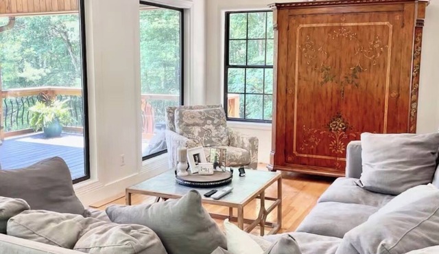 Water front Smith Lake story book cottage with HUGE open water views.