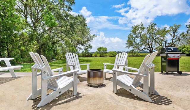 Water Views, Minutes to Downtown & Folly Beach!