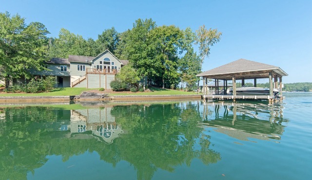 Waterfront Lake house on Lake Martin