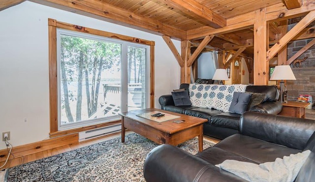 Waterfront post-&-beam: hot tub & stargaze tower in Tobermory