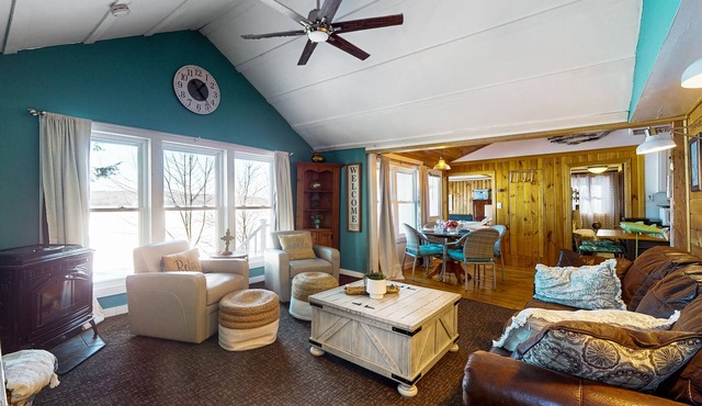 Waterfront retreat with stunning views, dock access and washer/dryer in Winthrop