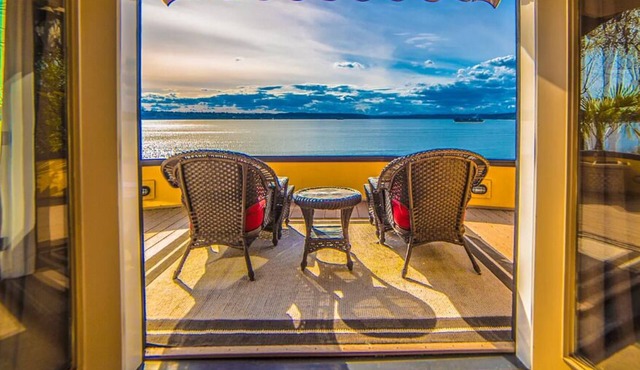 Waterview Sunsets! Wildlife Viewings-Dble Chefs Kitchen-Dble Decks-Beach Access in Tacoma