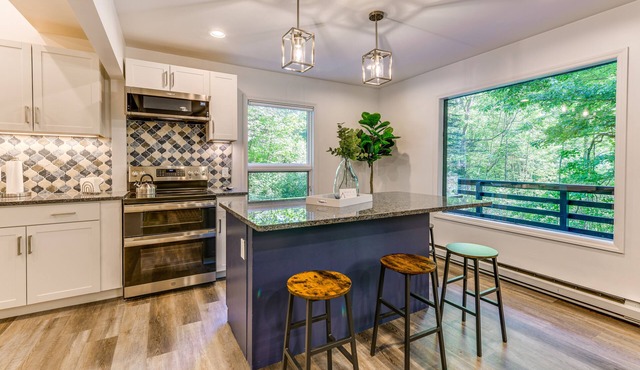 Waynesville Cabin w/Pickleball Court and Hot Tub