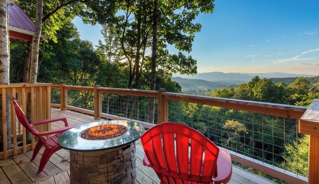 Waynesville Romantic Hideaway w/Private Hot Tub