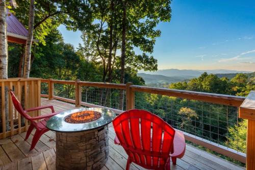 Waynesville Romantic Hideaway w/Private Hot Tub