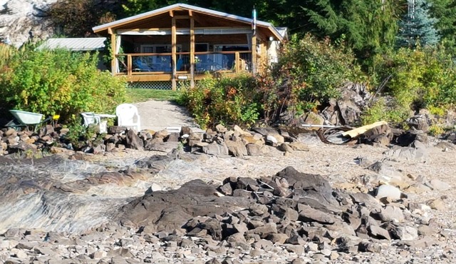 West facing Waterfront Cottage w/private beach & buoy & dock access in Blind Bay