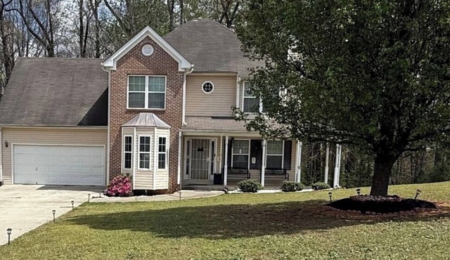 Where families & dogs dream 4BR home sleep 12 near ATL pool table Fun House BBQ