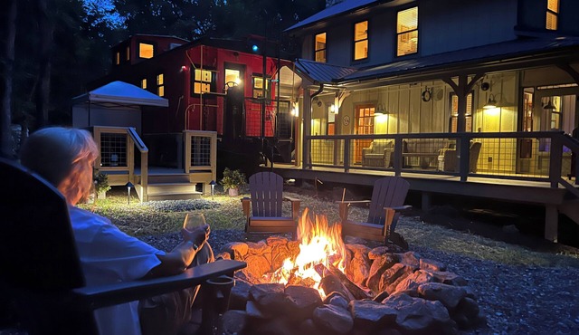 WildWood River Junction, Romantic Mountain Escape with Hot Tub!