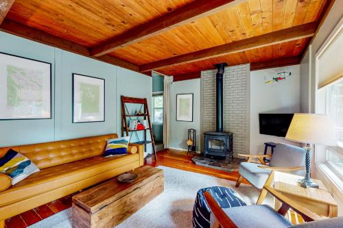 Wooded-View Decks: Family Cabin Retreat in Deming