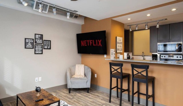✔ Work Remote! King Bed Midtown KC ✔
