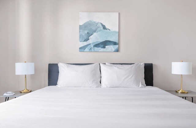 69 m² Hotel ∙ 1 bedroom ∙ 3 guests in Near North