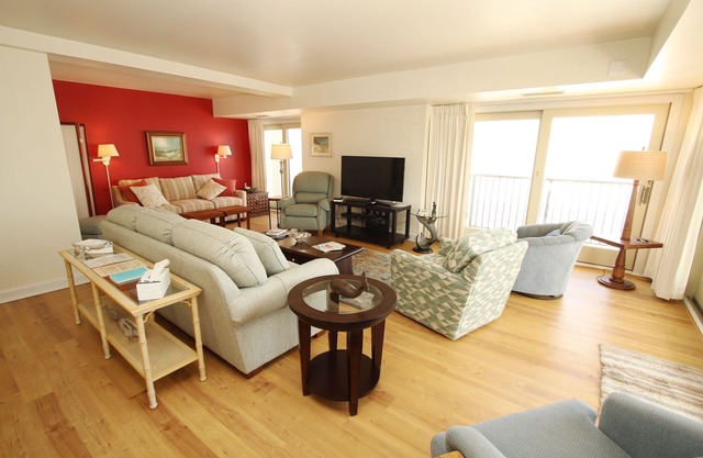 LINENS INCLUDED*!. OCEANFRONT/BOARDWALK BUILDING W/ROOFTOP POOL in Rehoboth Beach