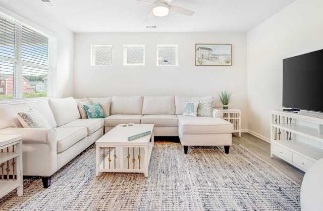 Ocean View Beach Club getaway with fast WiFi, patio, pool & sauna in Ocean View