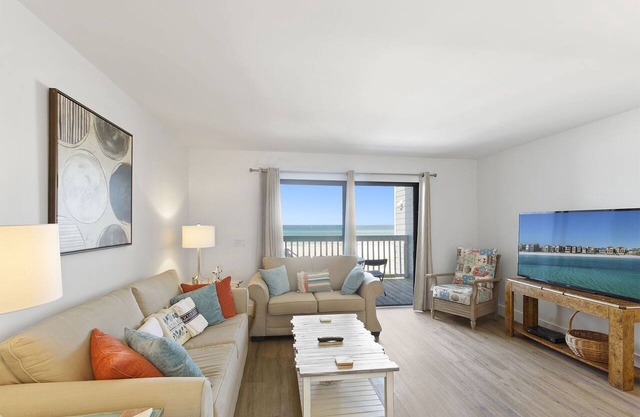 Shoreline Villas 7 - Gulf Front, Panama City Beach, Free Wifi, Great Location!