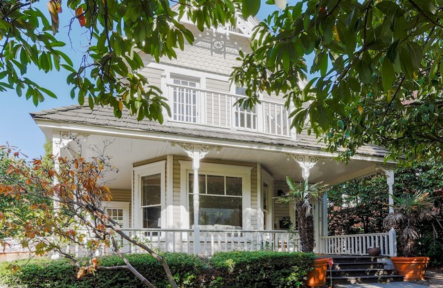 Spacious Updated Victorian in Eastlake w/ Lake-View Balcony & Chef’s Kitchen in Seattle