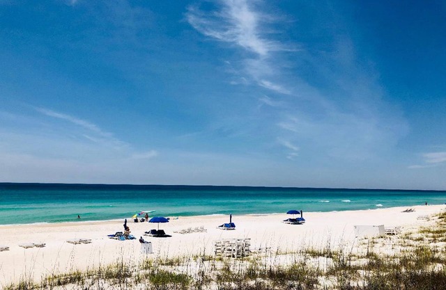 Waterfront condo w/ a shared pool, hot tub, & tennis courts - walk to the beach