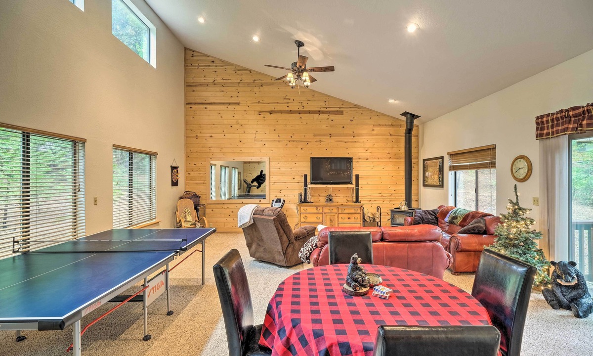 Arnold Cottage | Game Room & Deck: Pet-friendly Camp Connell Cabin