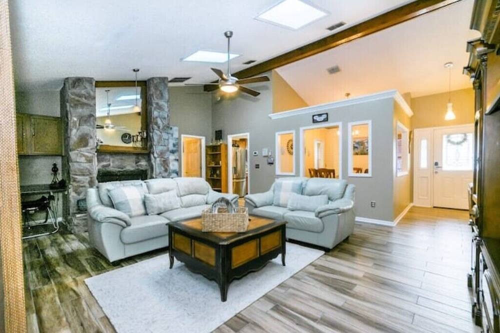 Arlington House | Amazing Location & Amenities Hot Tub King Bed
