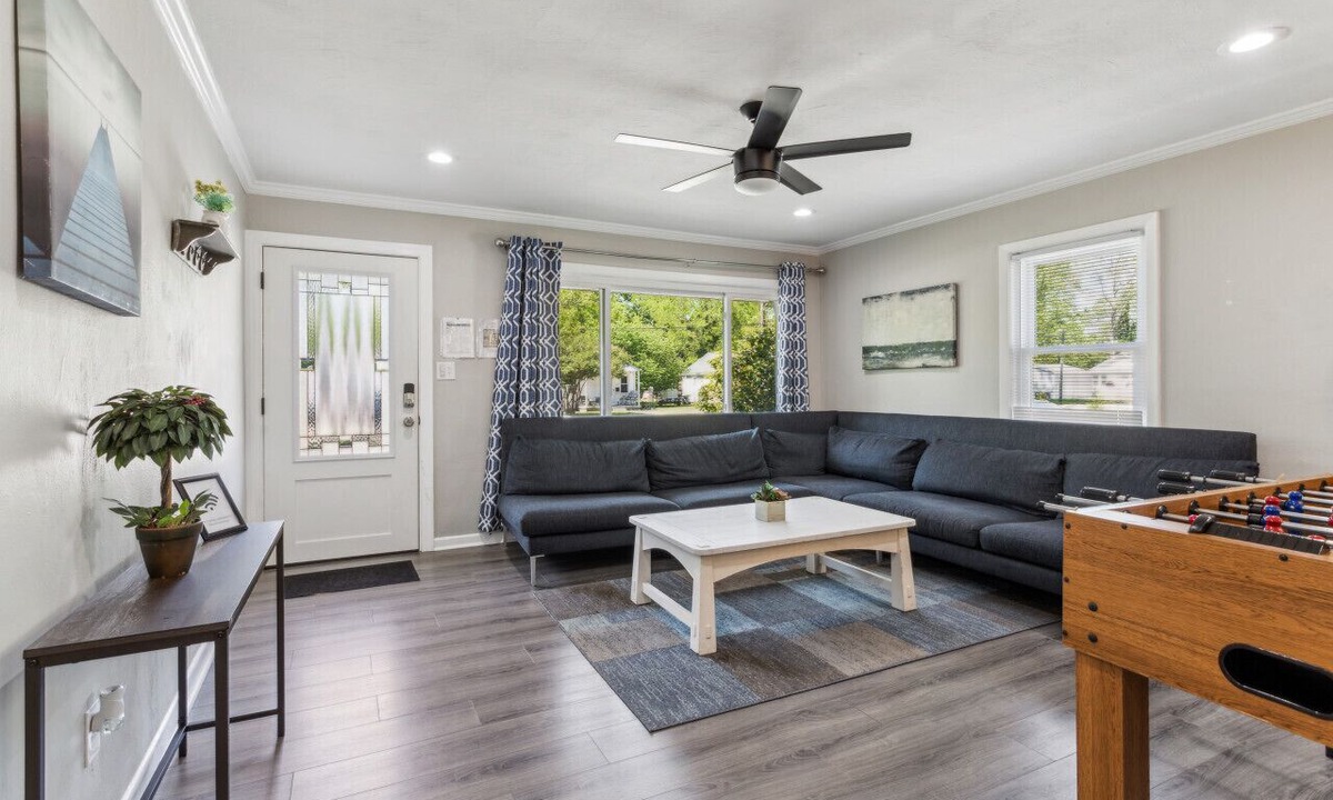 Coliseum Central Apartment | Coastal Retreat @ Coliseum| Pool, Bonus Rm, Gazebo