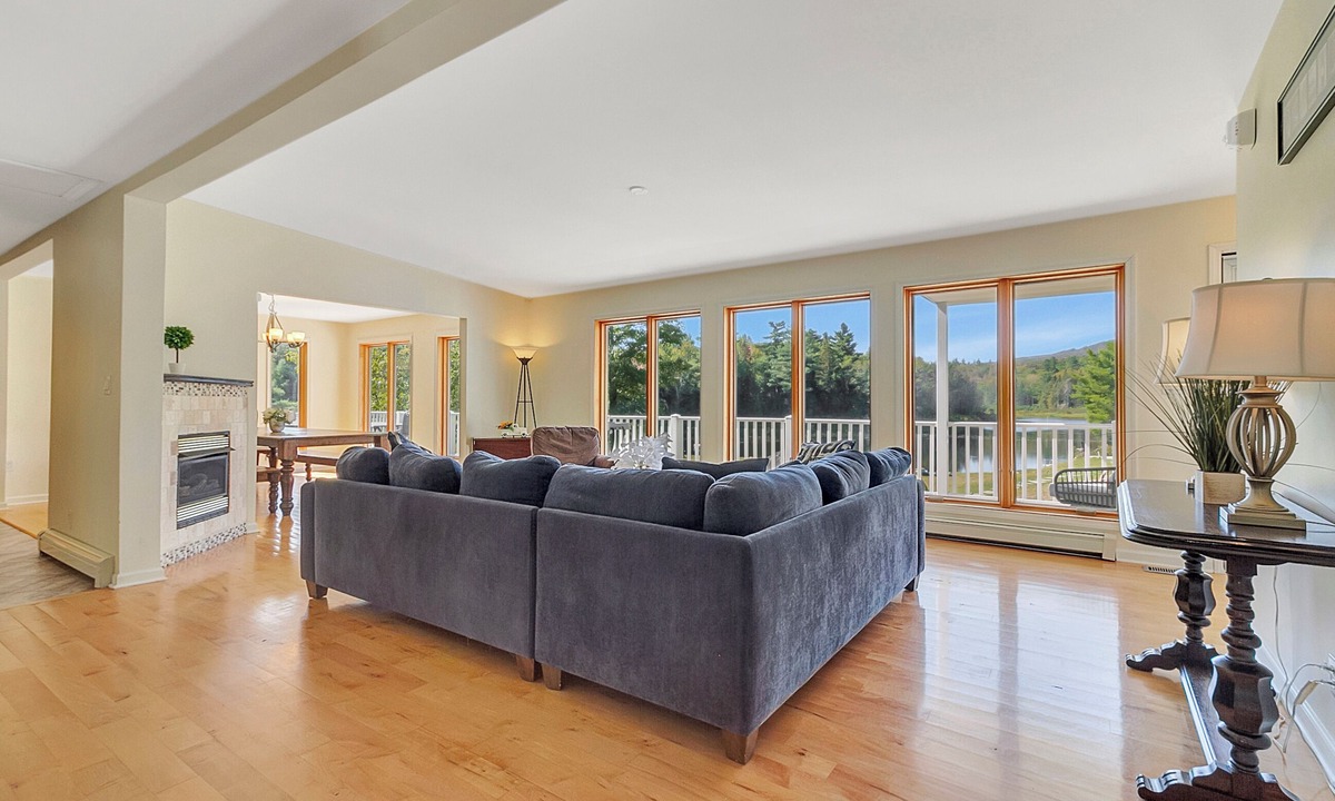 Londonderry House | Angel Bear Chalet- Private Lake/Beach/Sauna/Hot Tub/Gym/Firepit/Float Trampoline