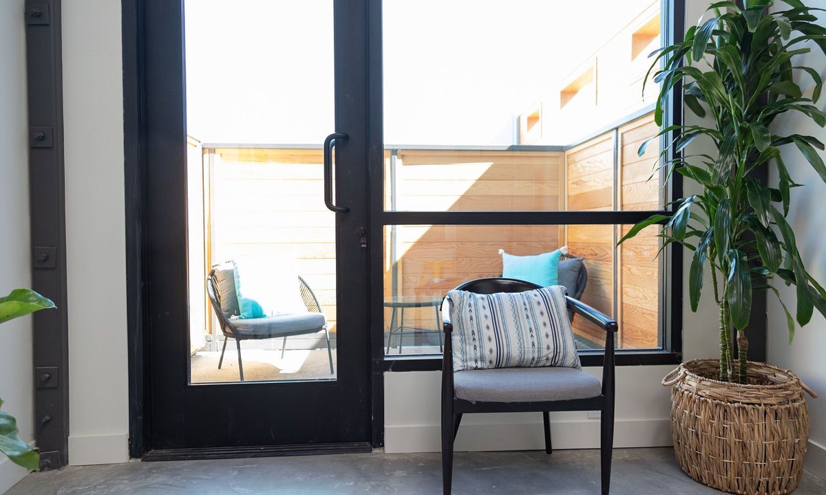 Lacy Apartment | BRIGHT + MODERN OC LOFT GETAWAY!
